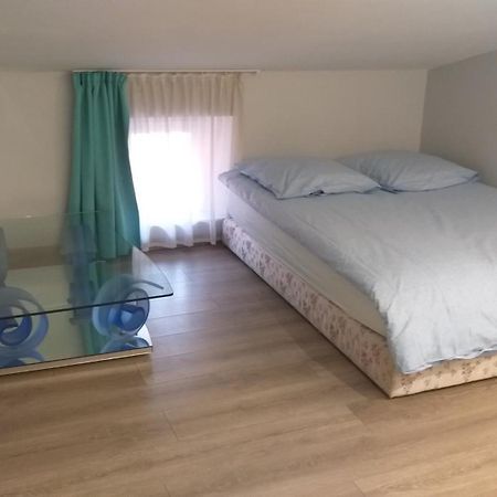 Mon Petit Nid D'Amour Au Coeur Historique De Frejus Bagian luar foto